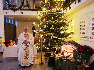 Pater Elias feiert einen Weihnachtsgottesdienst